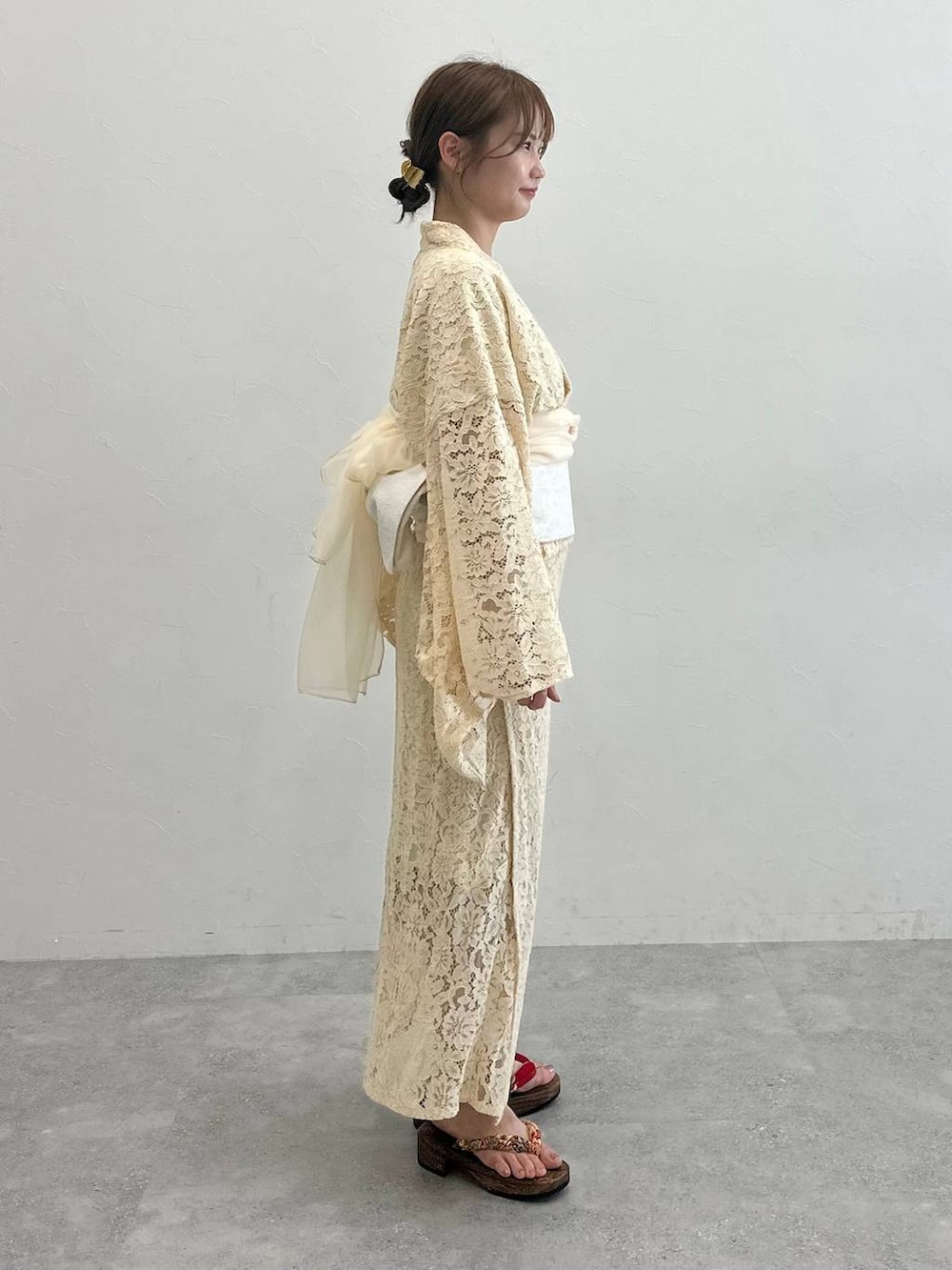 ホワイト系の浴衣を着用したレディースの春コーディネートの2枚目の写真