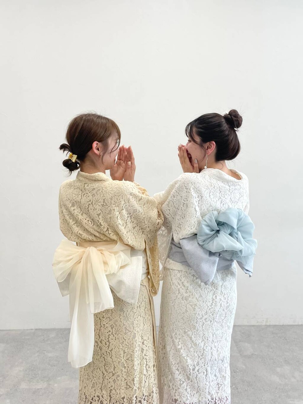 ホワイト系の浴衣を着用したレディースの春コーディネートの5枚目の写真