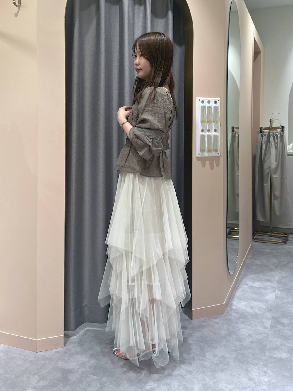 「低身長、ワントーン、フェミニン」｜「mysty womanのシャーリングナイロンBAG 104197（ショルダーバッグ、ホワイト系）」を使った、エリンギさん（レディース・153cm）の春コーディネートの3枚目の写真