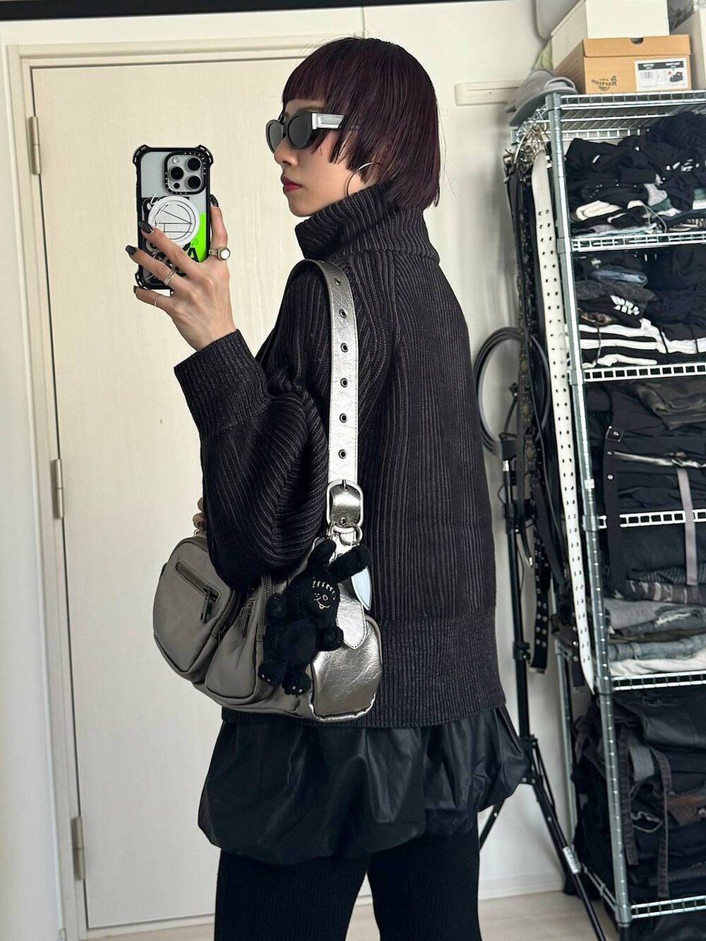 「モード、ストリート、着痩せ・細見え、ユニセックス、メンズライク、骨格ウェーブ_PAGEBOY、ブルベ冬_PAGEBOY、フレッシュ_PAGEBOY、モノトーン、韓国ファッション」|Hinechiさん(レディース・160cm)の冬コーディネートの8枚目の写真