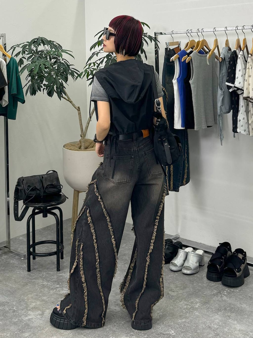 ブラック系のスニーカー、ブラック系のショルダーバッグ、グレー系のTシャツ/カットソーを着用したレディースの夏コーディネートの4枚目の写真