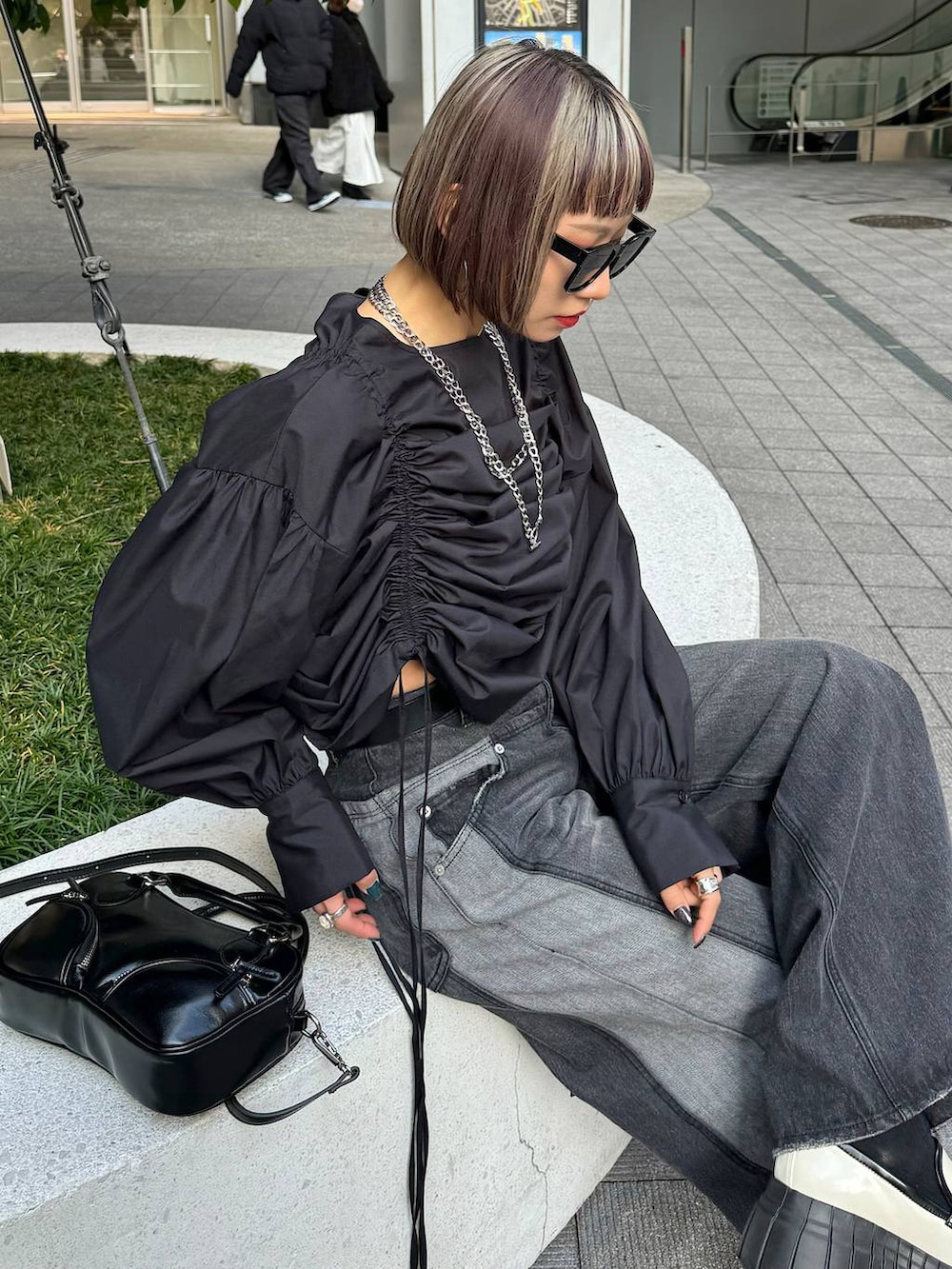 「モード、ストリート、着痩せ・細見え、骨格ウェーブ_PAGEBOY、ブルベ冬_PAGEBOY、フレッシュ_PAGEBOY」｜「PAGEBOYのドロストオーバーミニワンピース（ワンピース、ブラック系）」を使った、Hinechiさん（レディース・158cm）の冬コーディネートの10枚目の写真