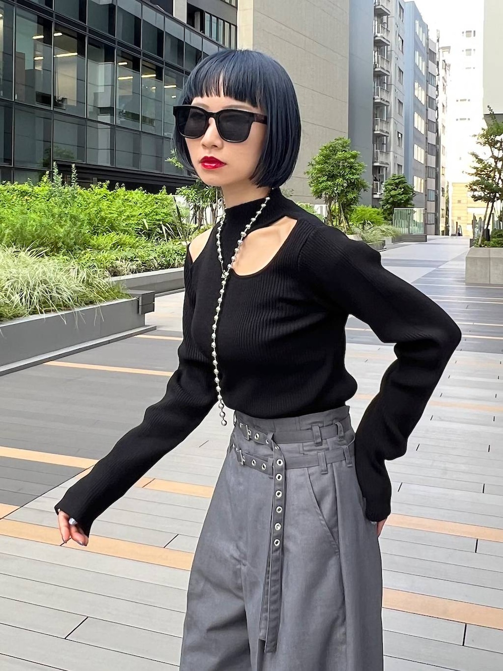 「モード、ストリート、着痩せ・細見え、フレッシュ_PAGEBOY、骨格ウェーブ_PAGEBOY、ブルベ冬_PAGEBOY」｜「PAGEBOYのLE VERNIS/キルティングクラッチバッグ（クラッチバッグ、ブラック系）」を使った、Hinechiさん（レディース・158cm）の夏コーディネートの5枚目の写真