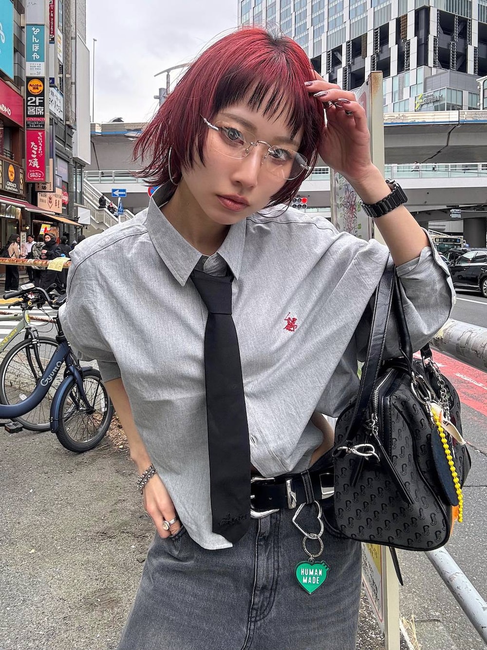 ブラック系のスニーカー、ブラック系のボストンバッグ、ブラック系のデニムパンツを着用したレディースの春コーディネートの8枚目の写真