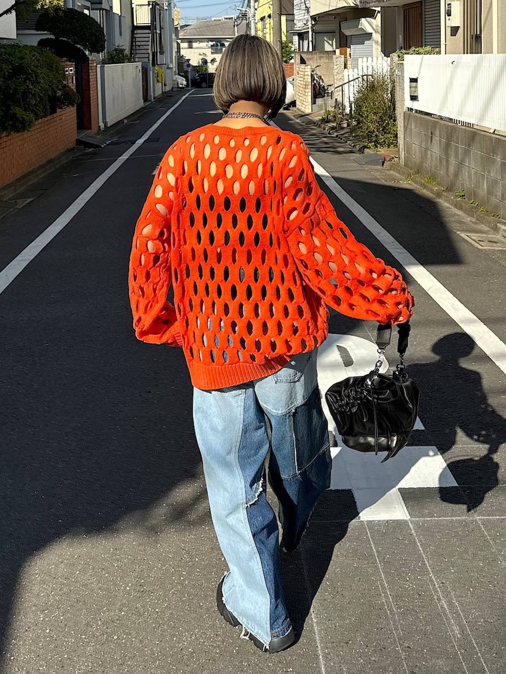「モード、ストリート、着痩せ・細見え、骨格ウェーブ_PAGEBOY、ブルベ冬_PAGEBOY、フレッシュ_PAGEBOY」｜「PAGEBOYのサークルメッシュプルオーバー（ニット/セーター、オレンジ系）」を使った、Hinechiさん（レディース・158cm）の冬コーディネートの4枚目の写真
