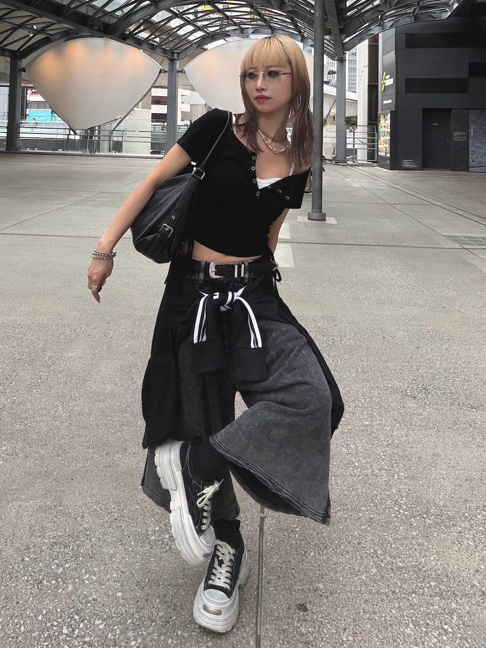 ブラック系のTシャツ/カットソー、ブラック系のスウェットパンツ、ブラック系のナイロンジャケットを着用したレディースの夏コーディネートの3枚目の写真