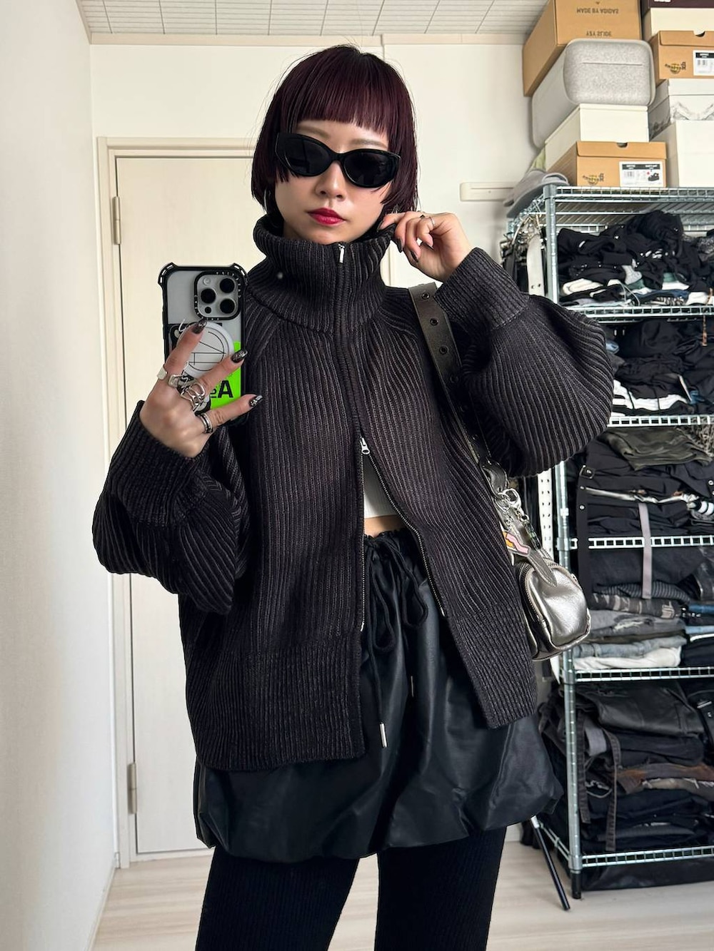 「モード、ストリート、着痩せ・細見え、ユニセックス、メンズライク、骨格ウェーブ_PAGEBOY、ブルベ冬_PAGEBOY、フレッシュ_PAGEBOY、モノトーン、韓国ファッション」|Hinechiさん(レディース・160cm)の冬コーディネートの6枚目の写真