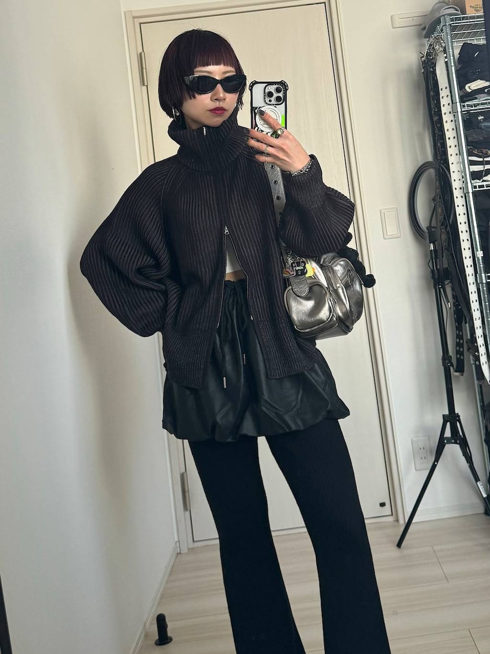 「モード、ストリート、着痩せ・細見え、ユニセックス、メンズライク、骨格ウェーブ_PAGEBOY、ブルベ冬_PAGEBOY、フレッシュ_PAGEBOY、モノトーン、韓国ファッション」|Hinechiさん(レディース・160cm)の冬コーディネートの5枚目の写真
