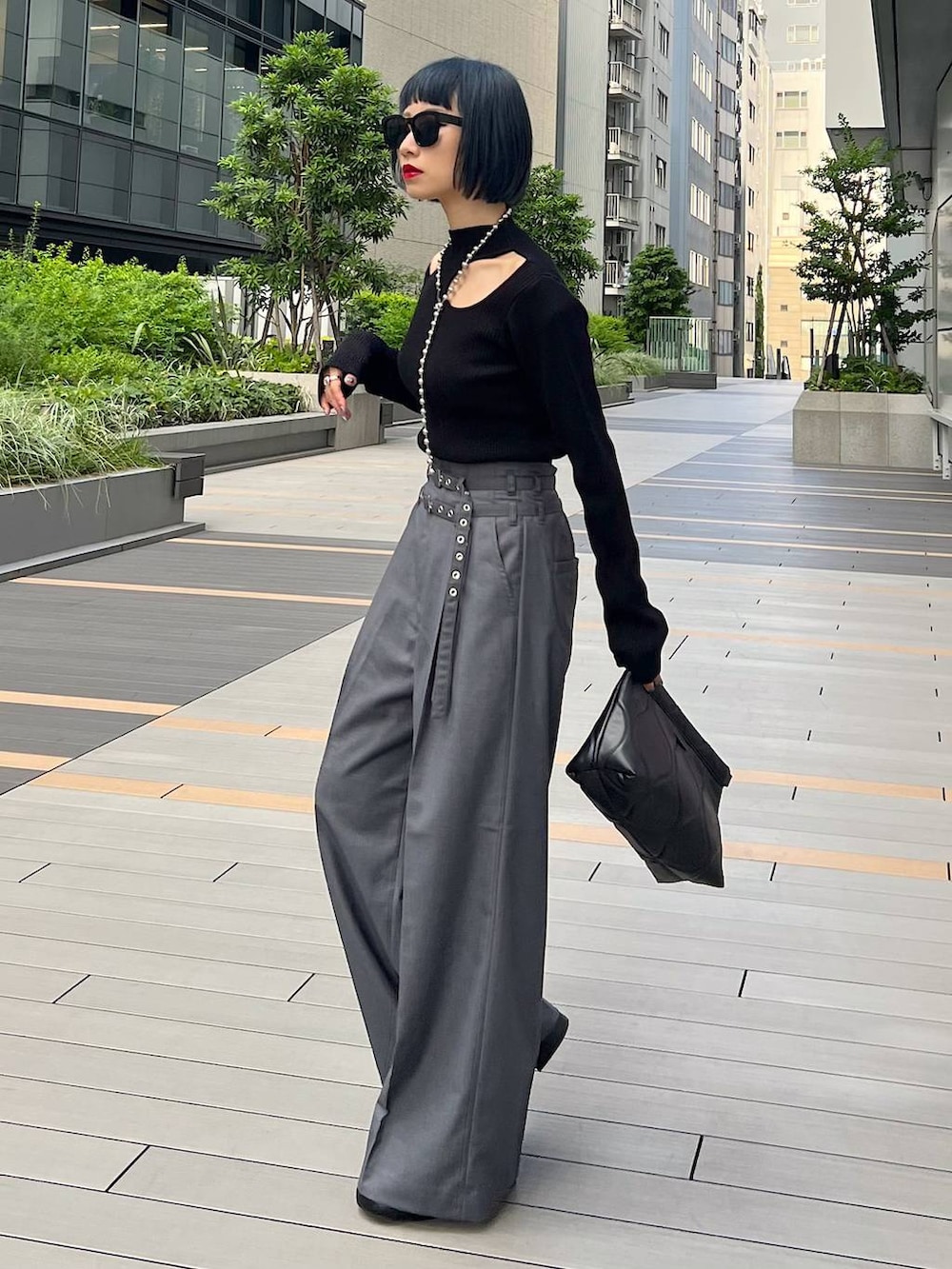 「モード、ストリート、着痩せ・細見え、フレッシュ_PAGEBOY、骨格ウェーブ_PAGEBOY、ブルベ冬_PAGEBOY」｜「PAGEBOYのLE VERNIS/キルティングクラッチバッグ（クラッチバッグ、ブラック系）」を使った、Hinechiさん（レディース・158cm）の夏コーディネートの3枚目の写真