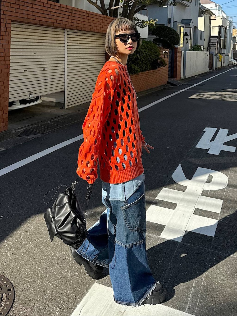 「モード、ストリート、着痩せ・細見え、骨格ウェーブ_PAGEBOY、ブルベ冬_PAGEBOY、フレッシュ_PAGEBOY」｜「PAGEBOYのサークルメッシュプルオーバー（ニット/セーター、オレンジ系）」を使った、Hinechiさん（レディース・158cm）の冬コーディネートの3枚目の写真