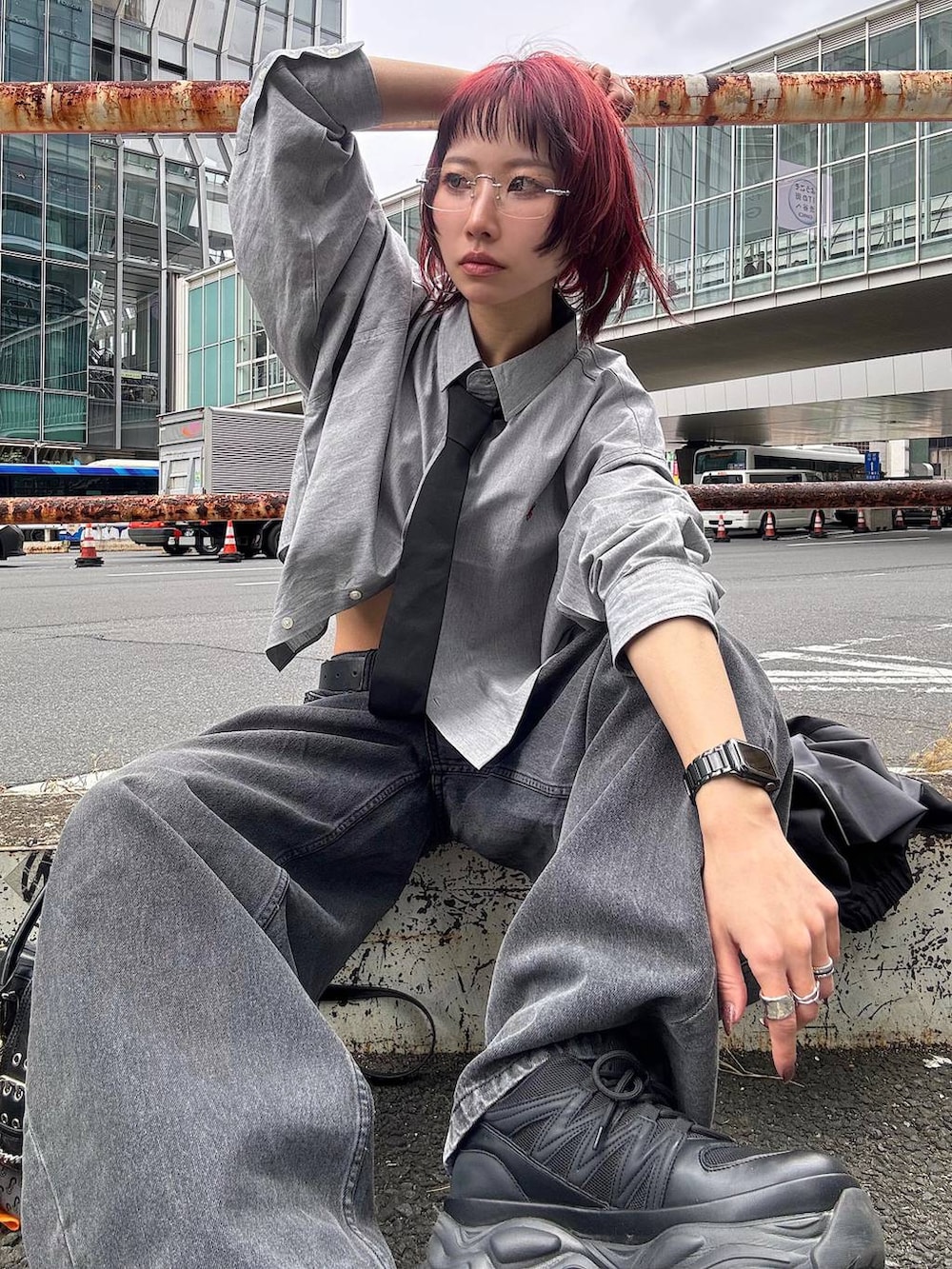 ブラック系のスニーカー、ブラック系のボストンバッグ、ブラック系のデニムパンツを着用したレディースの春コーディネートの7枚目の写真