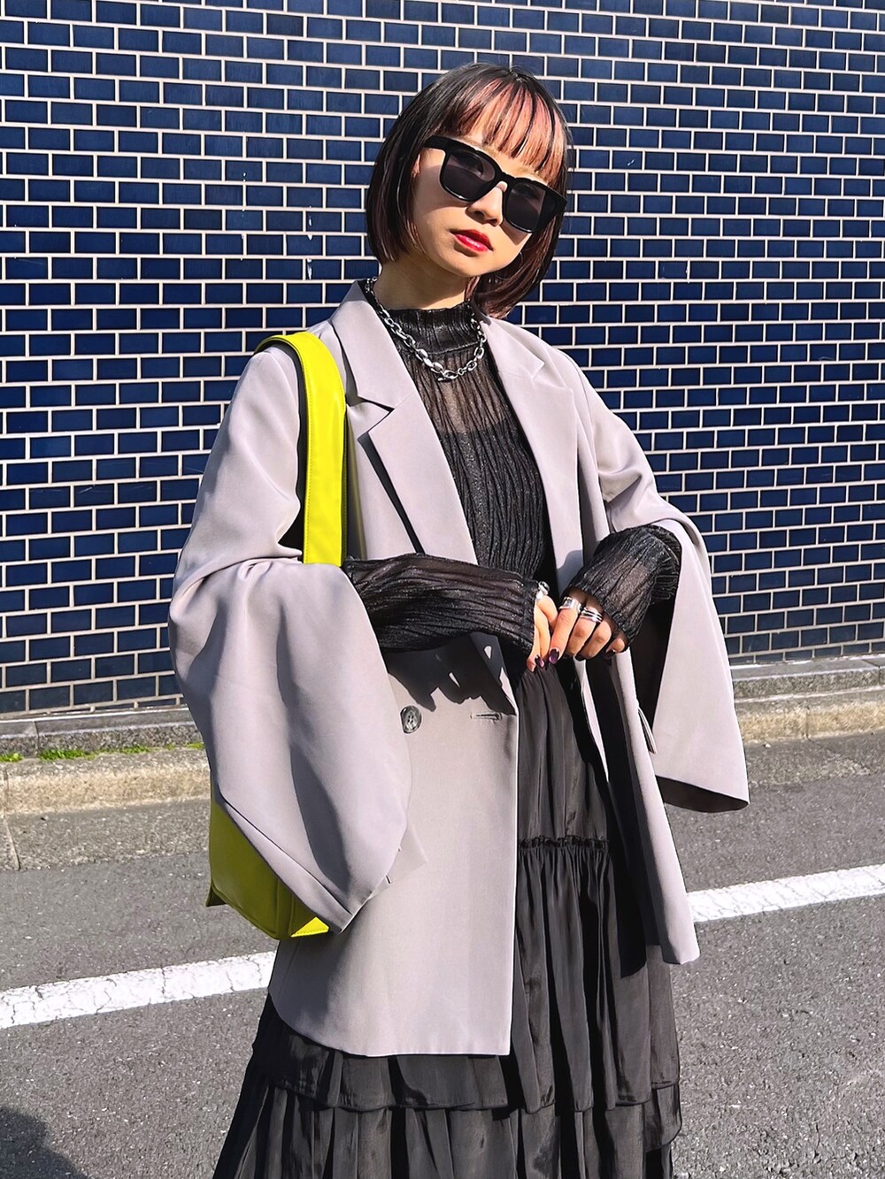 ブラック系のジャケット/アウター、ブラック系のTシャツ/カットソー、ブラック系のスカートを着用したレディースの冬コーディネートの9枚目の写真