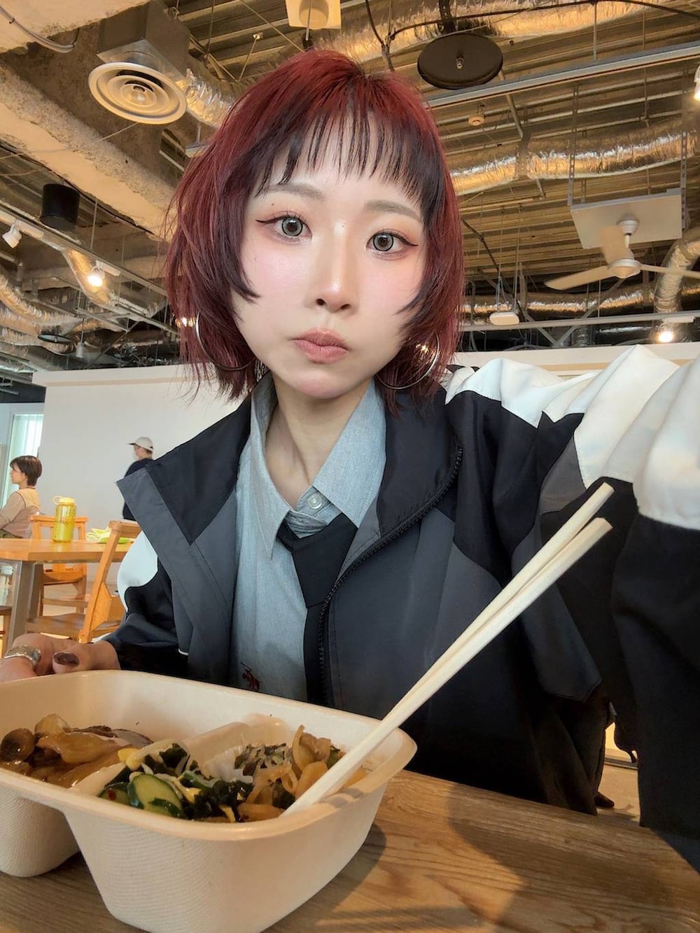 ブラック系のスニーカー、ブラック系のボストンバッグ、ブラック系のデニムパンツを着用したレディースの春コーディネートの10枚目の写真