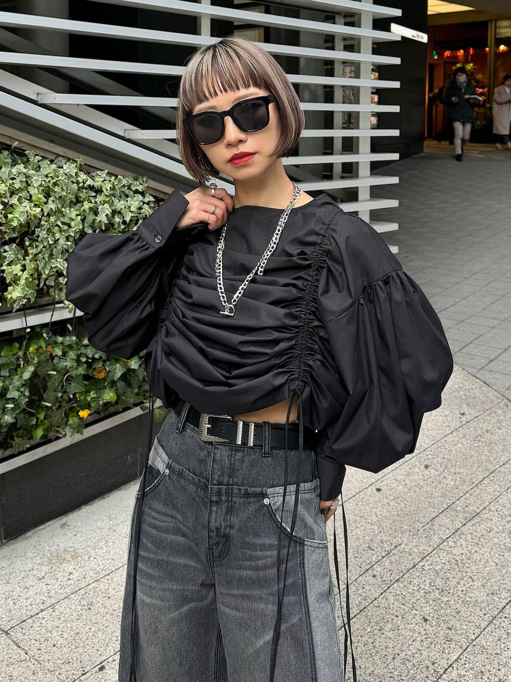 「モード、ストリート、着痩せ・細見え、骨格ウェーブ_PAGEBOY、ブルベ冬_PAGEBOY、フレッシュ_PAGEBOY」｜「PAGEBOYのドロストオーバーミニワンピース（ワンピース、ブラック系）」を使った、Hinechiさん（レディース・158cm）の冬コーディネートの8枚目の写真
