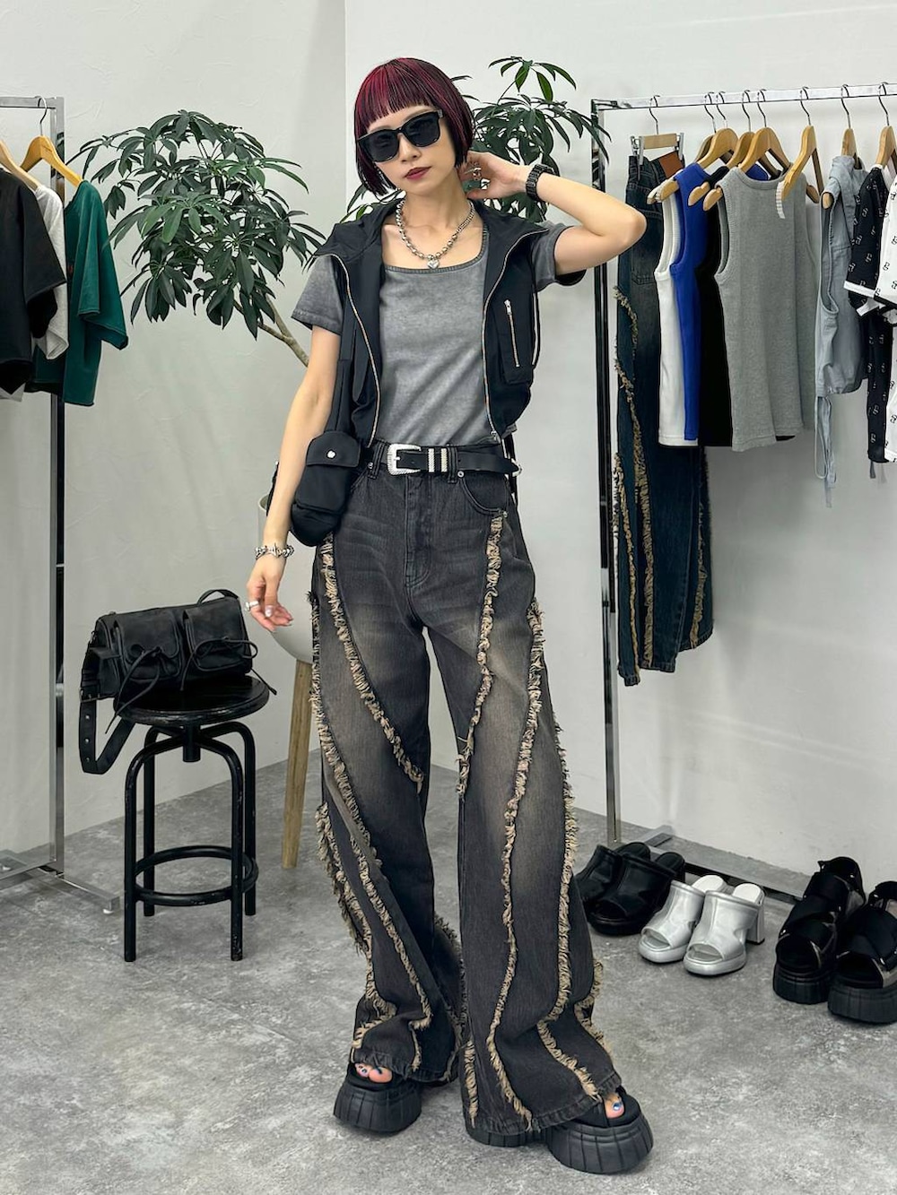 ブラック系のスニーカー、ブラック系のショルダーバッグ、グレー系のTシャツ/カットソーを着用したレディースの夏コーディネートの8枚目の写真