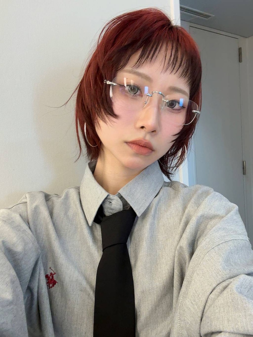 ブラック系のスニーカー、ブラック系のボストンバッグ、ブラック系のデニムパンツを着用したレディースの春コーディネートの9枚目の写真