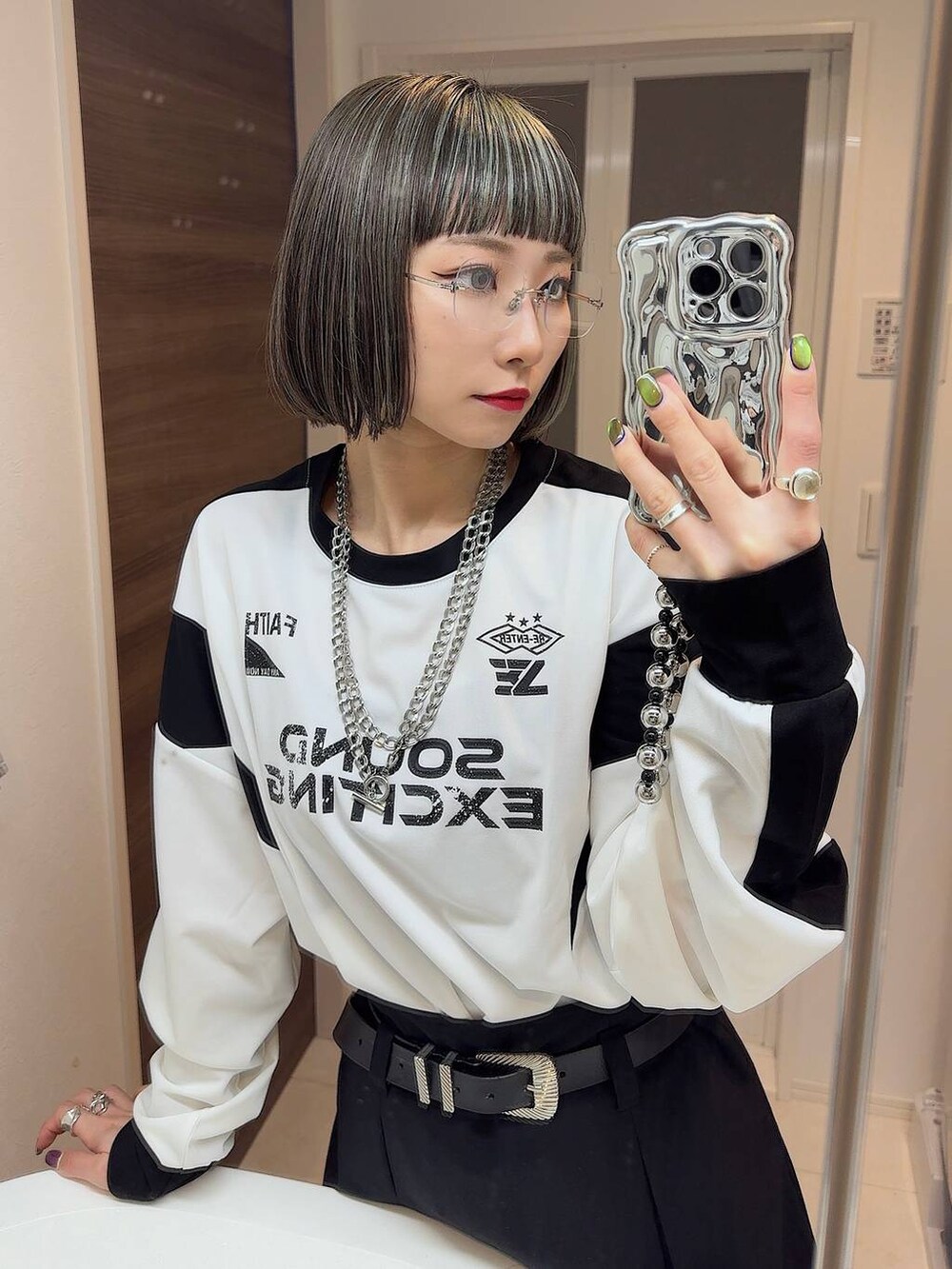 ホワイト系のTシャツ/カットソー、ブラック系のベルトを着用したレディースの春コーディネートの2枚目の写真