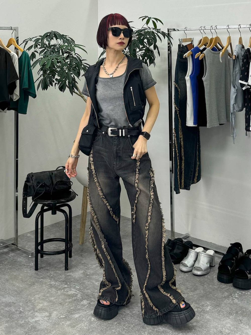 ブラック系のスニーカー、ブラック系のショルダーバッグ、グレー系のTシャツ/カットソーを着用したレディースの夏コーディネートの7枚目の写真