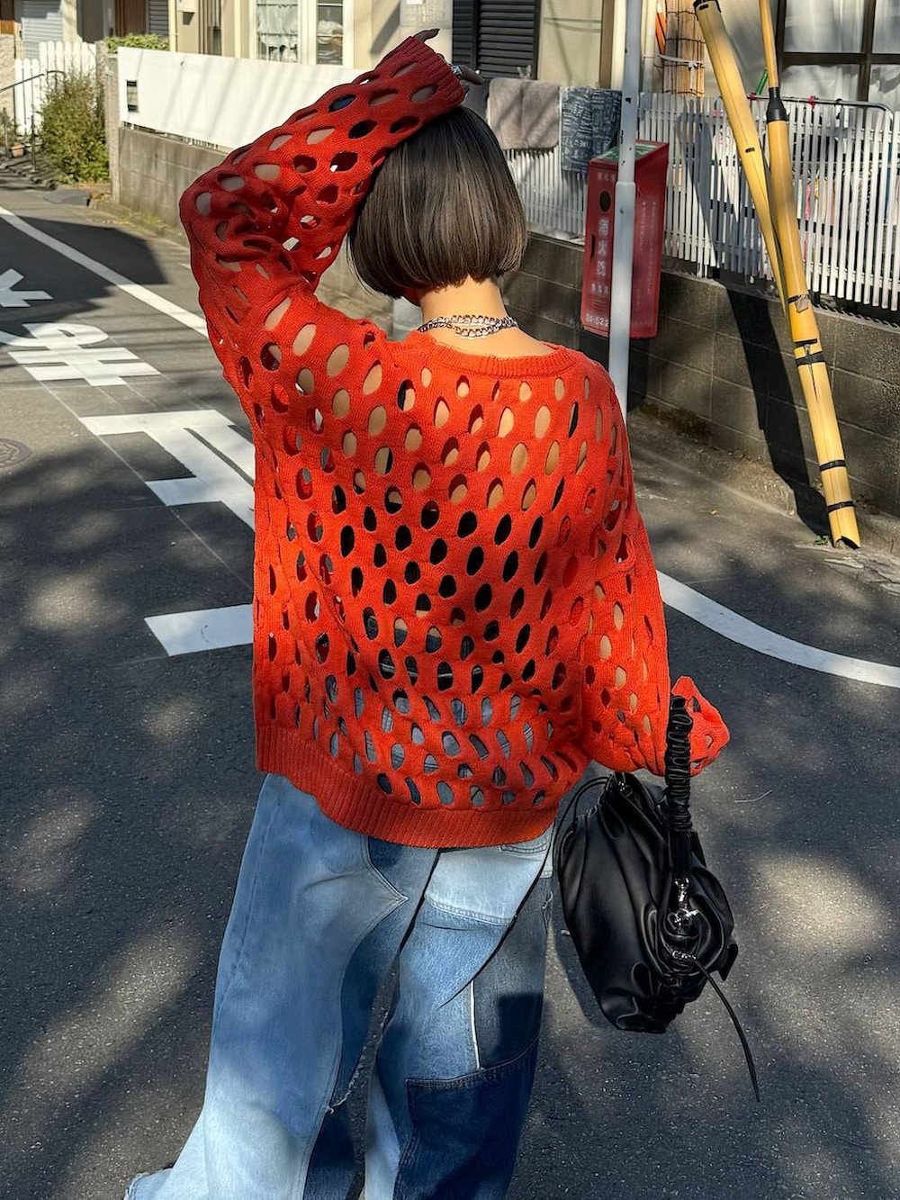 「モード、ストリート、着痩せ・細見え、骨格ウェーブ_PAGEBOY、ブルベ冬_PAGEBOY、フレッシュ_PAGEBOY」｜「PAGEBOYのサークルメッシュプルオーバー（ニット/セーター、オレンジ系）」を使った、Hinechiさん（レディース・158cm）の冬コーディネートの9枚目の写真