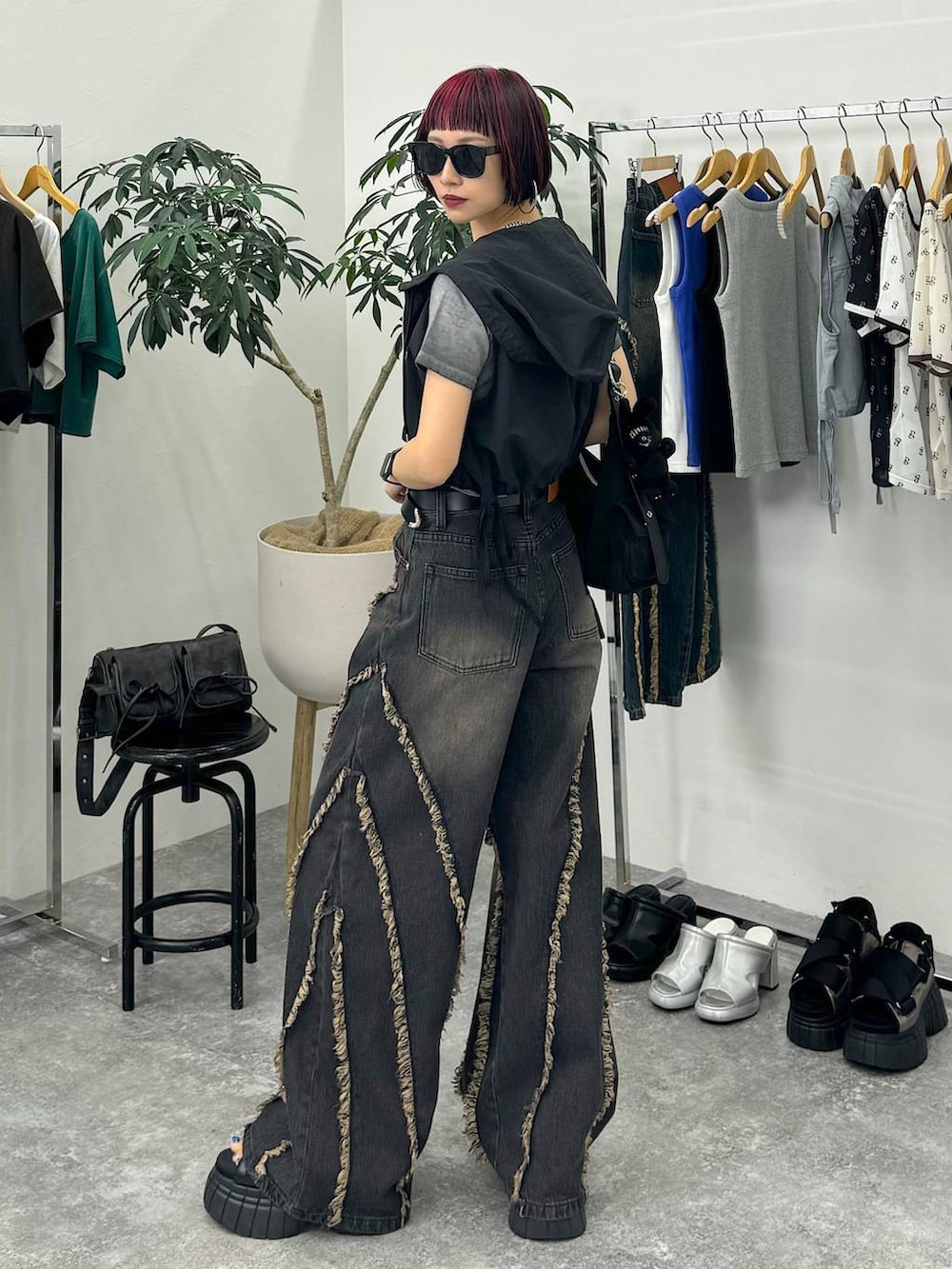 ブラック系のスニーカー、ブラック系のショルダーバッグ、グレー系のTシャツ/カットソーを着用したレディースの夏コーディネートの5枚目の写真