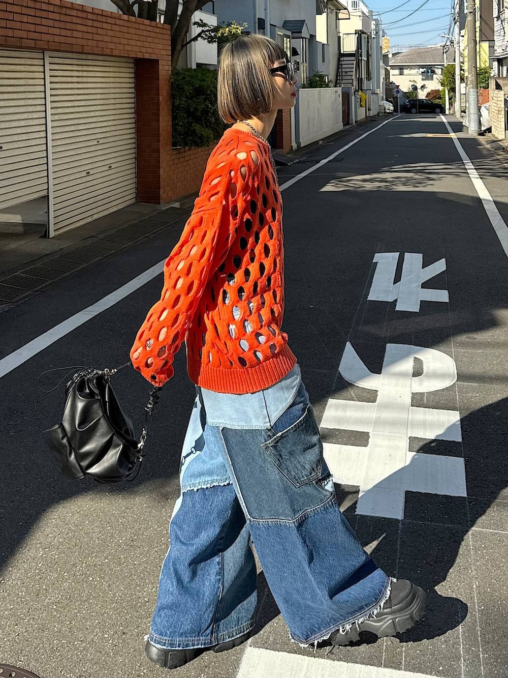 「モード、ストリート、着痩せ・細見え、骨格ウェーブ_PAGEBOY、ブルベ冬_PAGEBOY、フレッシュ_PAGEBOY」｜「PAGEBOYのサークルメッシュプルオーバー（ニット/セーター、オレンジ系）」を使った、Hinechiさん（レディース・158cm）の冬コーディネートの2枚目の写真