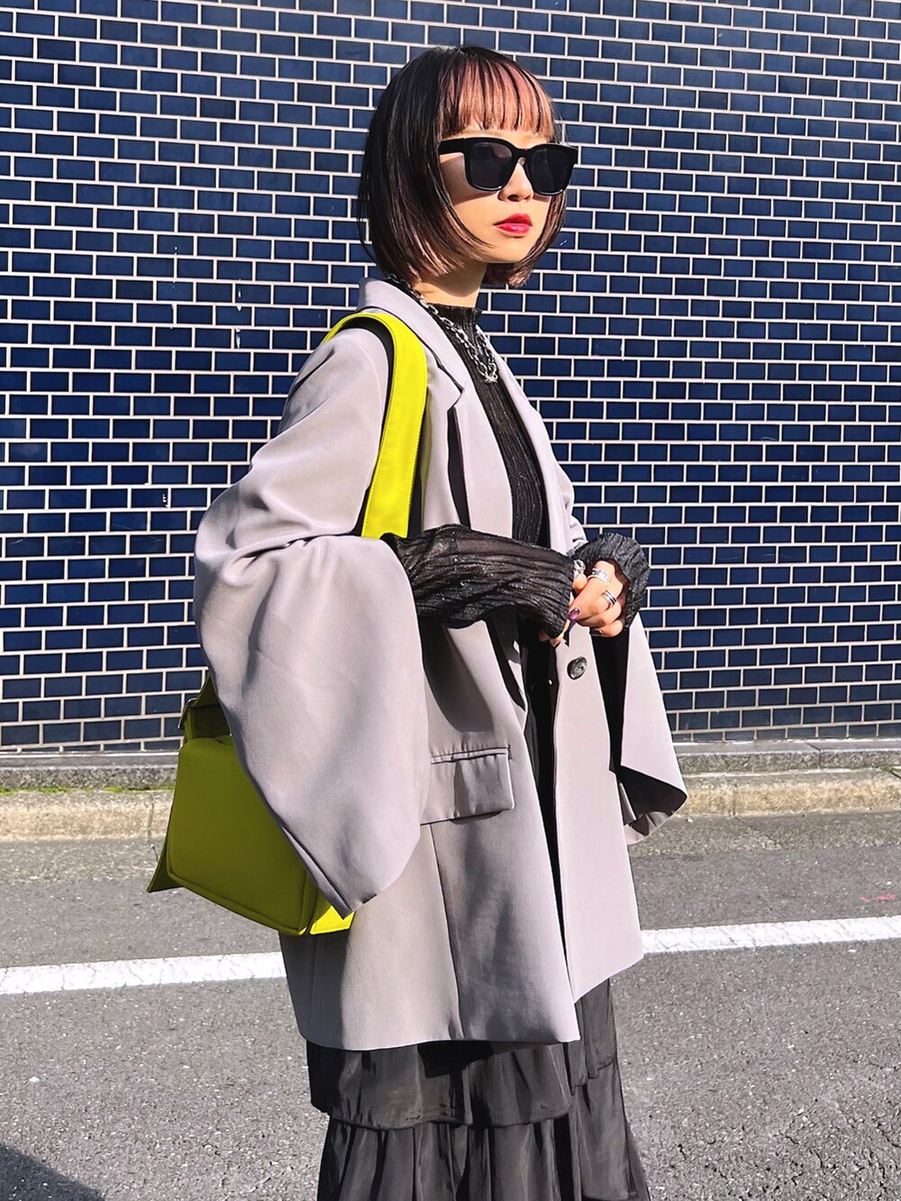 ブラック系のジャケット/アウター、ブラック系のTシャツ/カットソー、ブラック系のスカートを着用したレディースの冬コーディネートの6枚目の写真