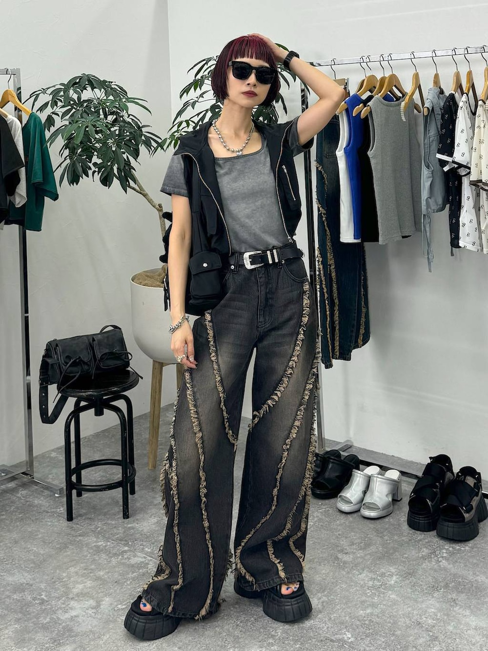 ブラック系のスニーカー、ブラック系のショルダーバッグ、グレー系のTシャツ/カットソーを着用したレディースの夏コーディネートの9枚目の写真