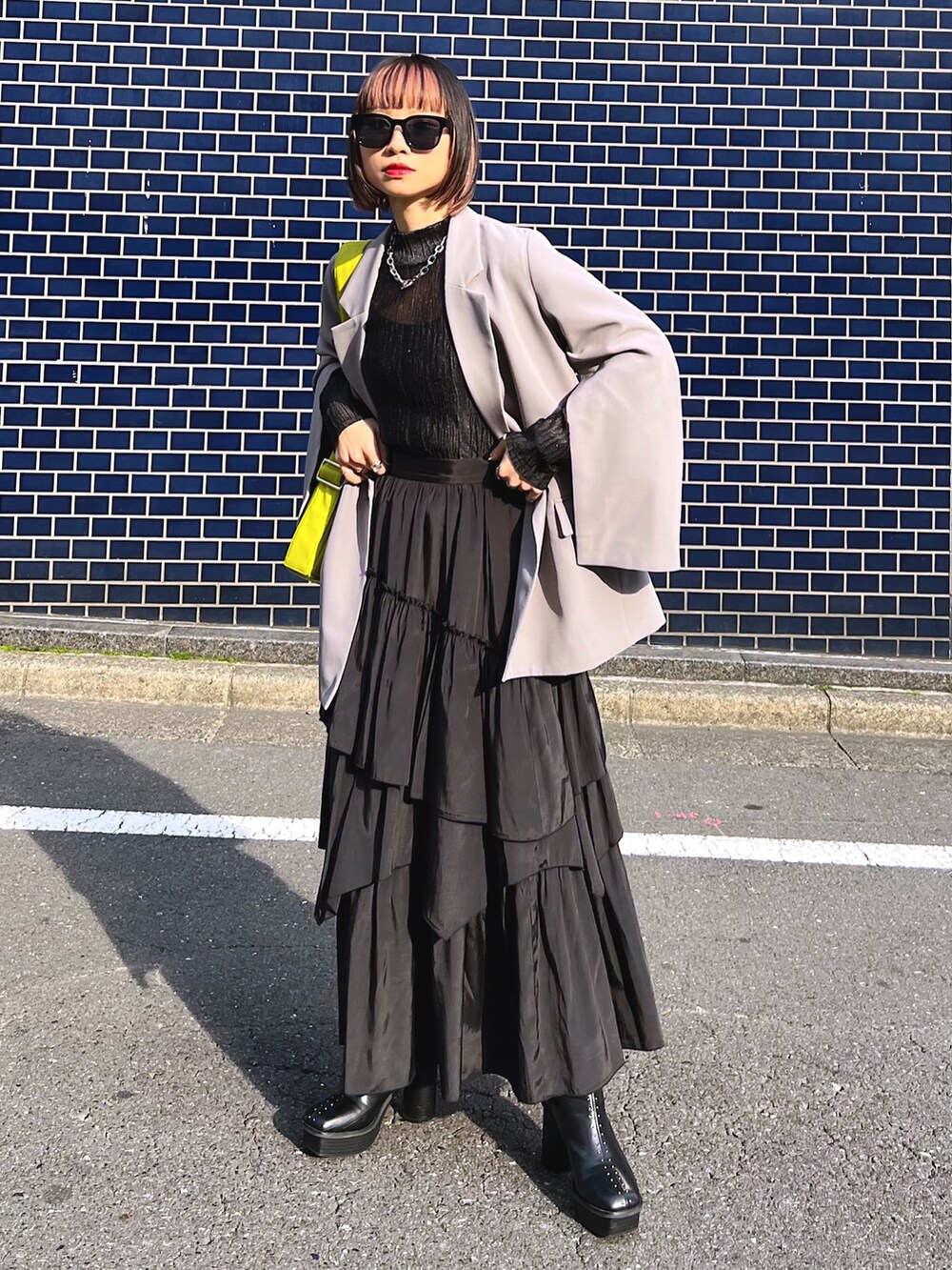 ブラック系のジャケット/アウター、ブラック系のTシャツ/カットソー、ブラック系のスカートを着用したレディースの冬コーディネートの3枚目の写真