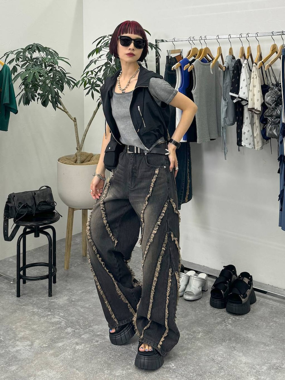 ブラック系のスニーカー、ブラック系のショルダーバッグ、グレー系のTシャツ/カットソーを着用したレディースの夏コーディネートの3枚目の写真