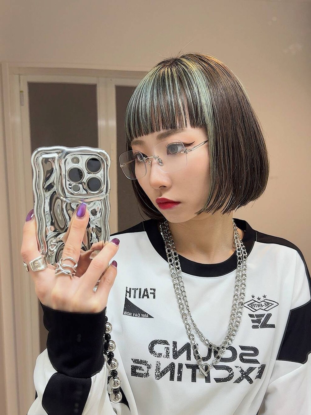 ホワイト系のTシャツ/カットソー、ブラック系のベルトを着用したレディースの春コーディネートの3枚目の写真