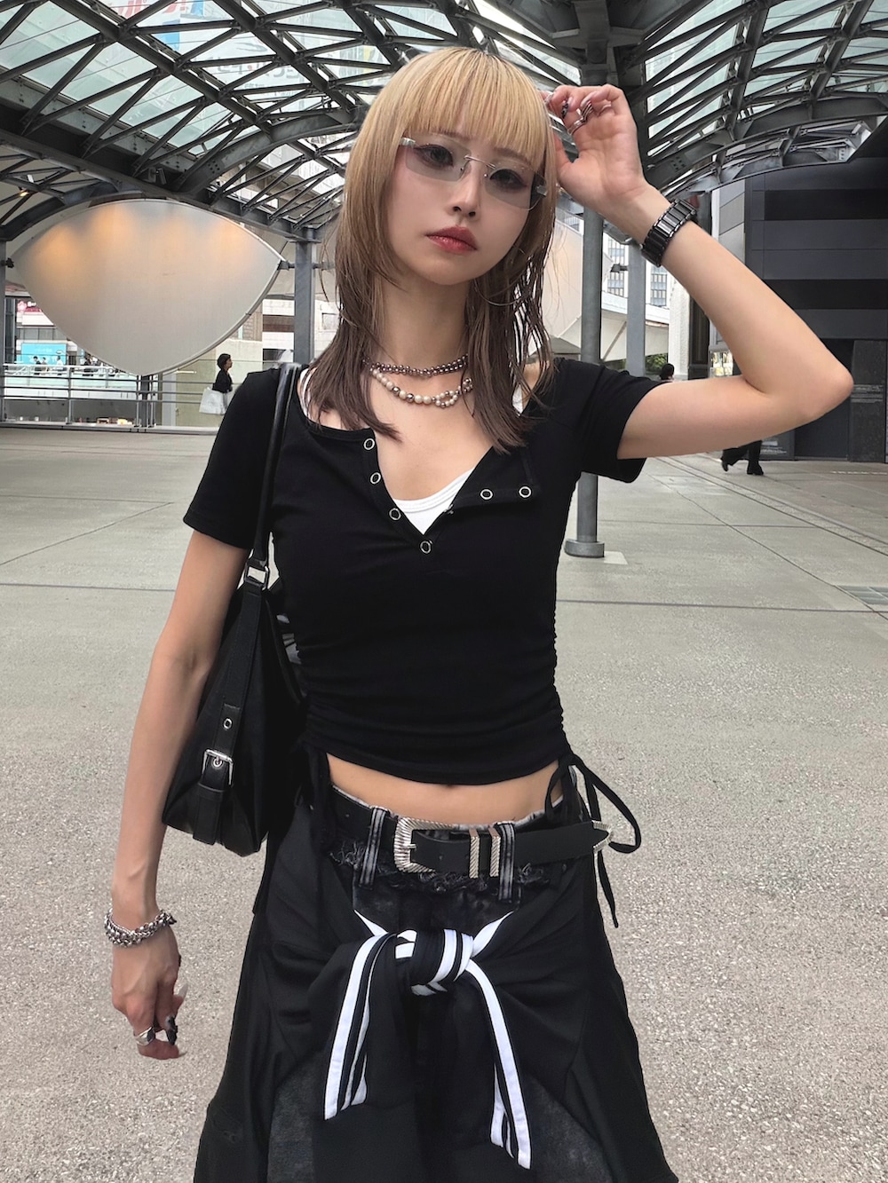 ブラック系のTシャツ/カットソー、ブラック系のスウェットパンツ、ブラック系のナイロンジャケットを着用したレディースの夏コーディネートの4枚目の写真