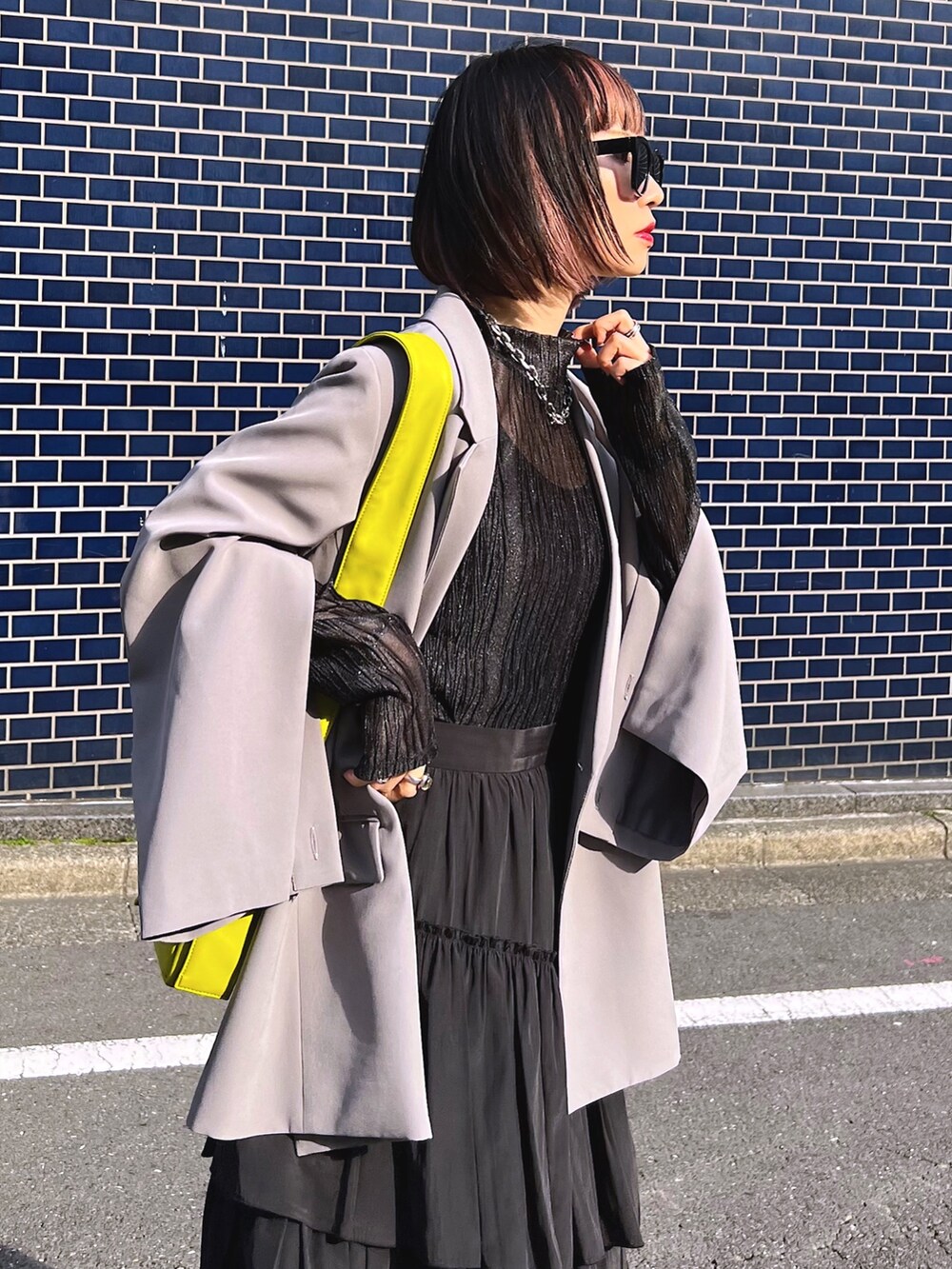 ブラック系のジャケット/アウター、ブラック系のTシャツ/カットソー、ブラック系のスカートを着用したレディースの冬コーディネートの8枚目の写真