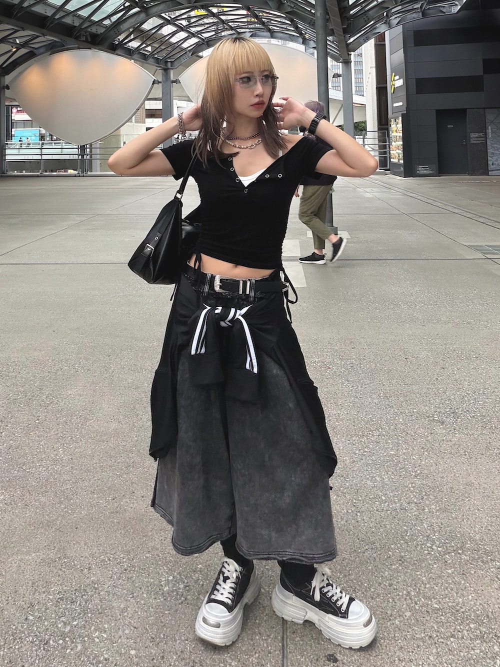 ブラック系のTシャツ/カットソー、ブラック系のスウェットパンツ、ブラック系のナイロンジャケットを着用したレディースの夏コーディネートの2枚目の写真