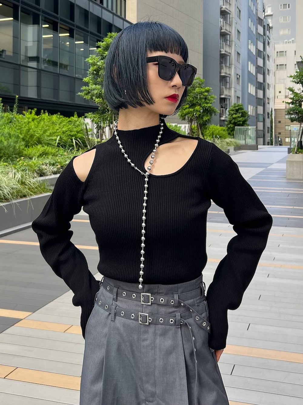 「モード、ストリート、着痩せ・細見え、フレッシュ_PAGEBOY、骨格ウェーブ_PAGEBOY、ブルベ冬_PAGEBOY」｜「PAGEBOYのLE VERNIS/キルティングクラッチバッグ（クラッチバッグ、ブラック系）」を使った、Hinechiさん（レディース・158cm）の夏コーディネートの6枚目の写真