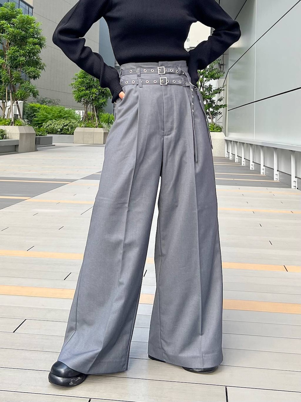 「モード、ストリート、着痩せ・細見え、フレッシュ_PAGEBOY、骨格ウェーブ_PAGEBOY、ブルベ冬_PAGEBOY」｜「PAGEBOYのLE VERNIS/キルティングクラッチバッグ（クラッチバッグ、ブラック系）」を使った、Hinechiさん（レディース・158cm）の夏コーディネートの8枚目の写真