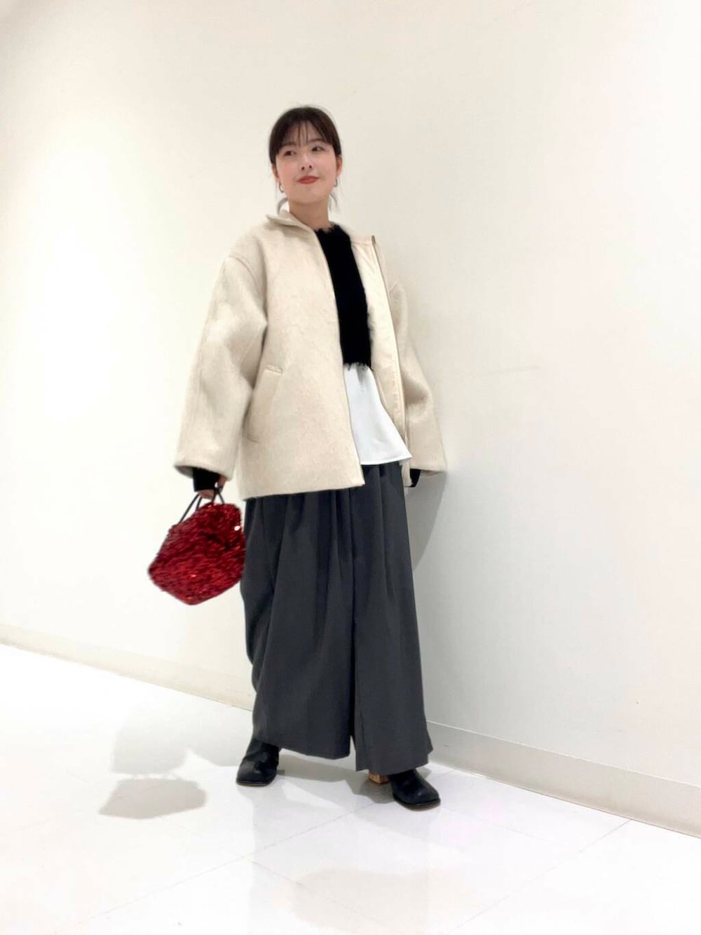 グレー系のその他パンツ、ホワイト系のシャツ/ブラウス、レッド系のショルダーバッグを着用したレディースの冬コーディネートの4枚目の写真