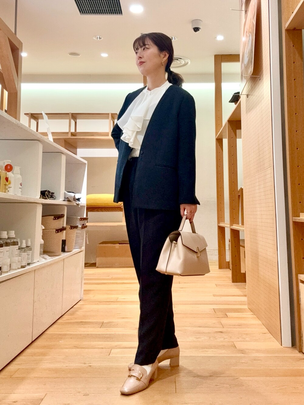 ブルー系のスーツジャケット、ホワイト系のシャツ/ブラウス、ブルー系のその他パンツを着用したレディースの冬コーディネートの3枚目の写真