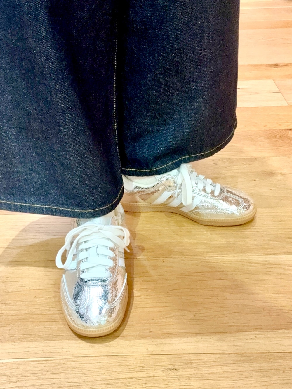 ブラック系のニット/セーター、ブルー系のデニムジャケット、ブルー系のデニムパンツを着用したレディースの冬コーディネートの7枚目の写真