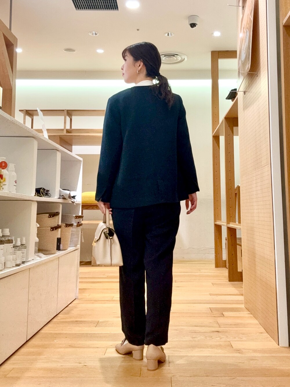 ブルー系のスーツジャケット、ホワイト系のシャツ/ブラウス、ブルー系のその他パンツを着用したレディースの冬コーディネートの4枚目の写真