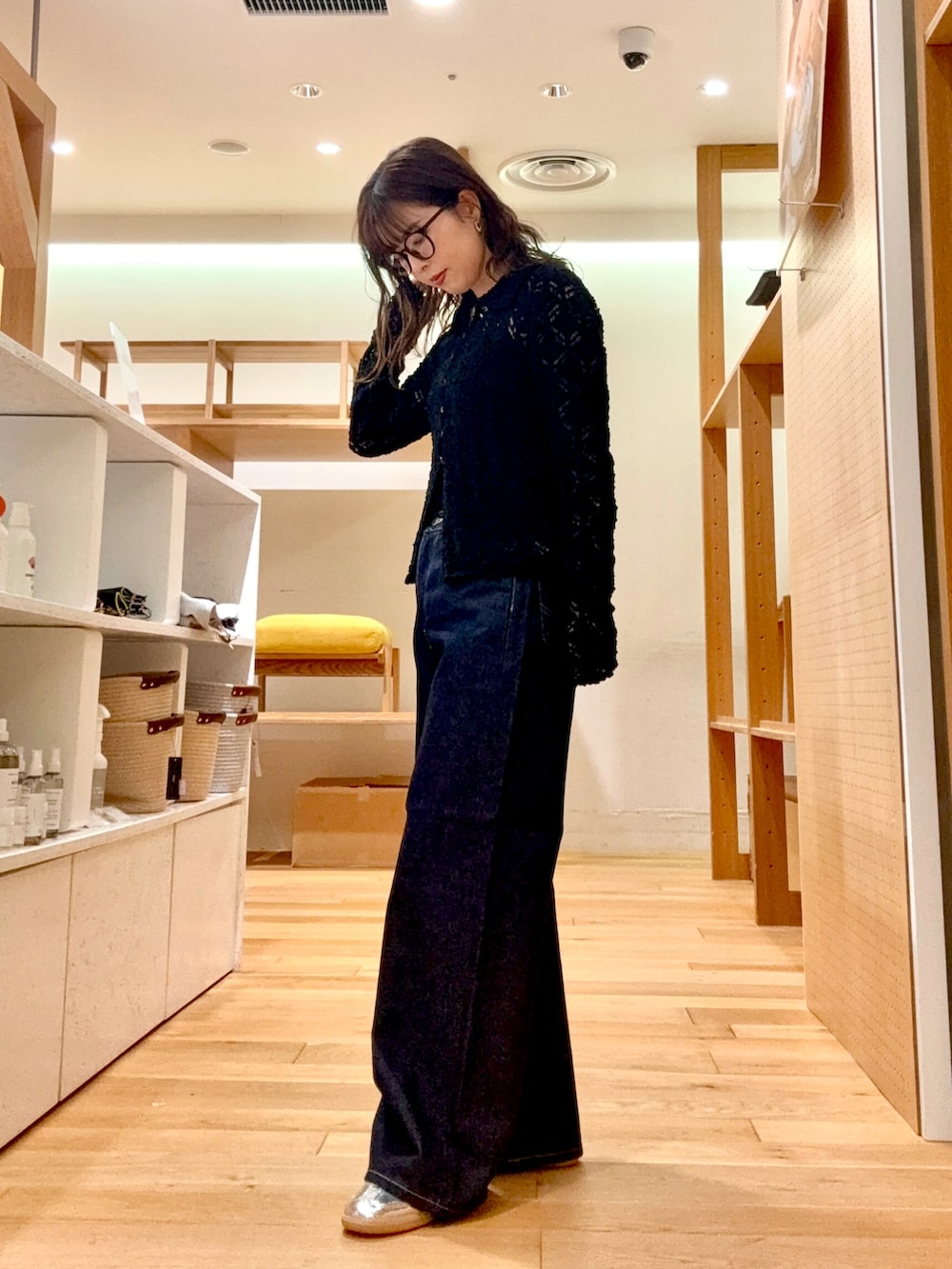 ブラック系のニット/セーター、ブルー系のデニムジャケット、ブルー系のデニムパンツを着用したレディースの冬コーディネートの4枚目の写真