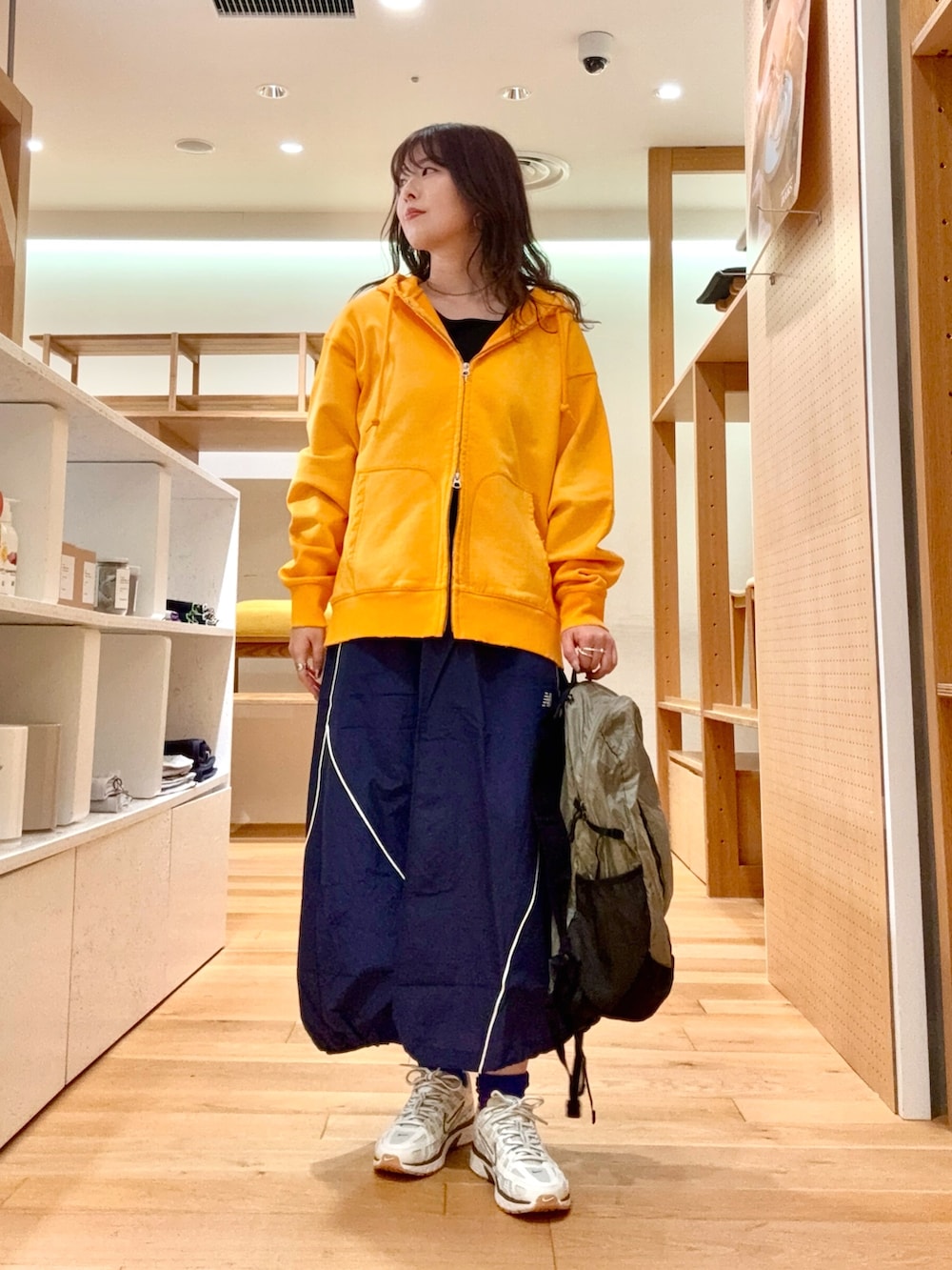 ホワイト系のスニーカー、グレー系のバックパック/リュック、ブルー系のスカートを着用したレディースの春コーディネートの7枚目の写真