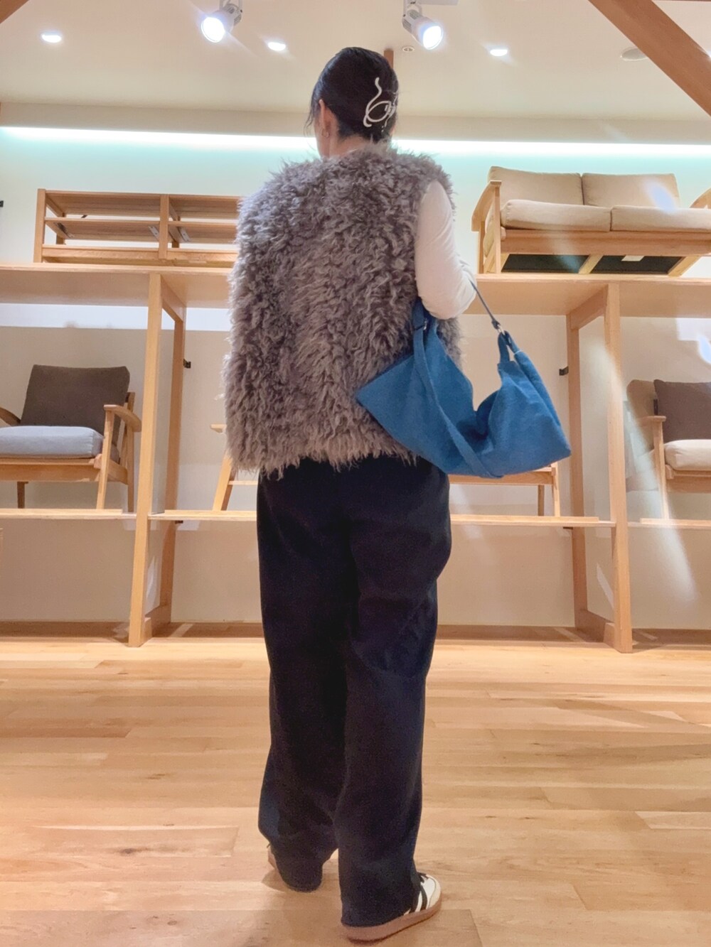 グレー系のベスト、ホワイト系のTシャツ/カットソー、ブラック系のその他パンツを着用したレディースの秋コーディネートの4枚目の写真