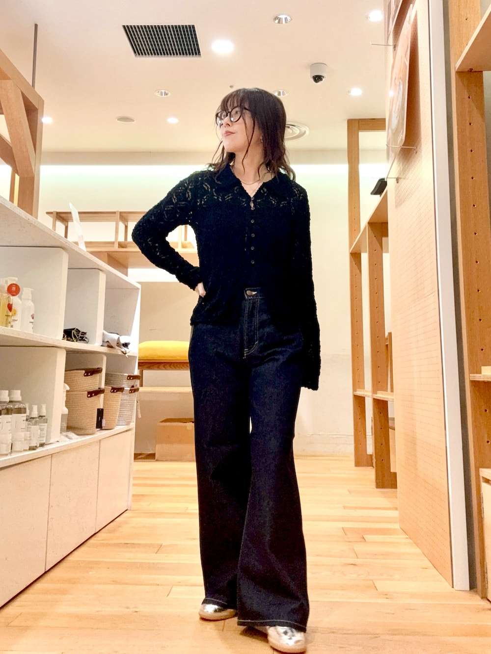 ブラック系のニット/セーター、ブルー系のデニムジャケット、ブルー系のデニムパンツを着用したレディースの冬コーディネートの3枚目の写真