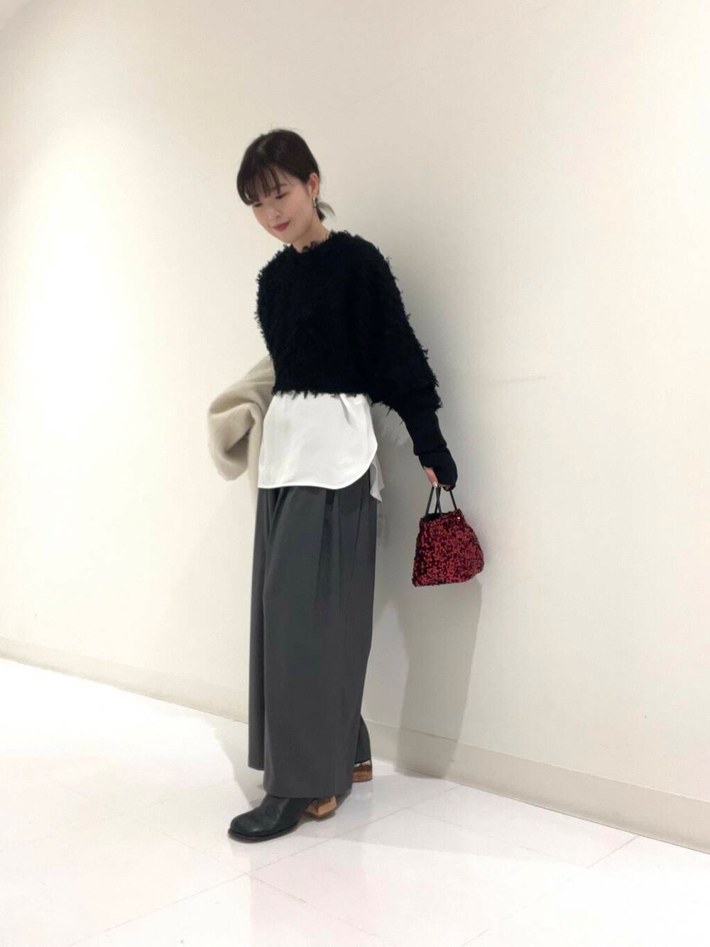 グレー系のその他パンツ、ホワイト系のシャツ/ブラウス、レッド系のショルダーバッグを着用したレディースの冬コーディネートの2枚目の写真