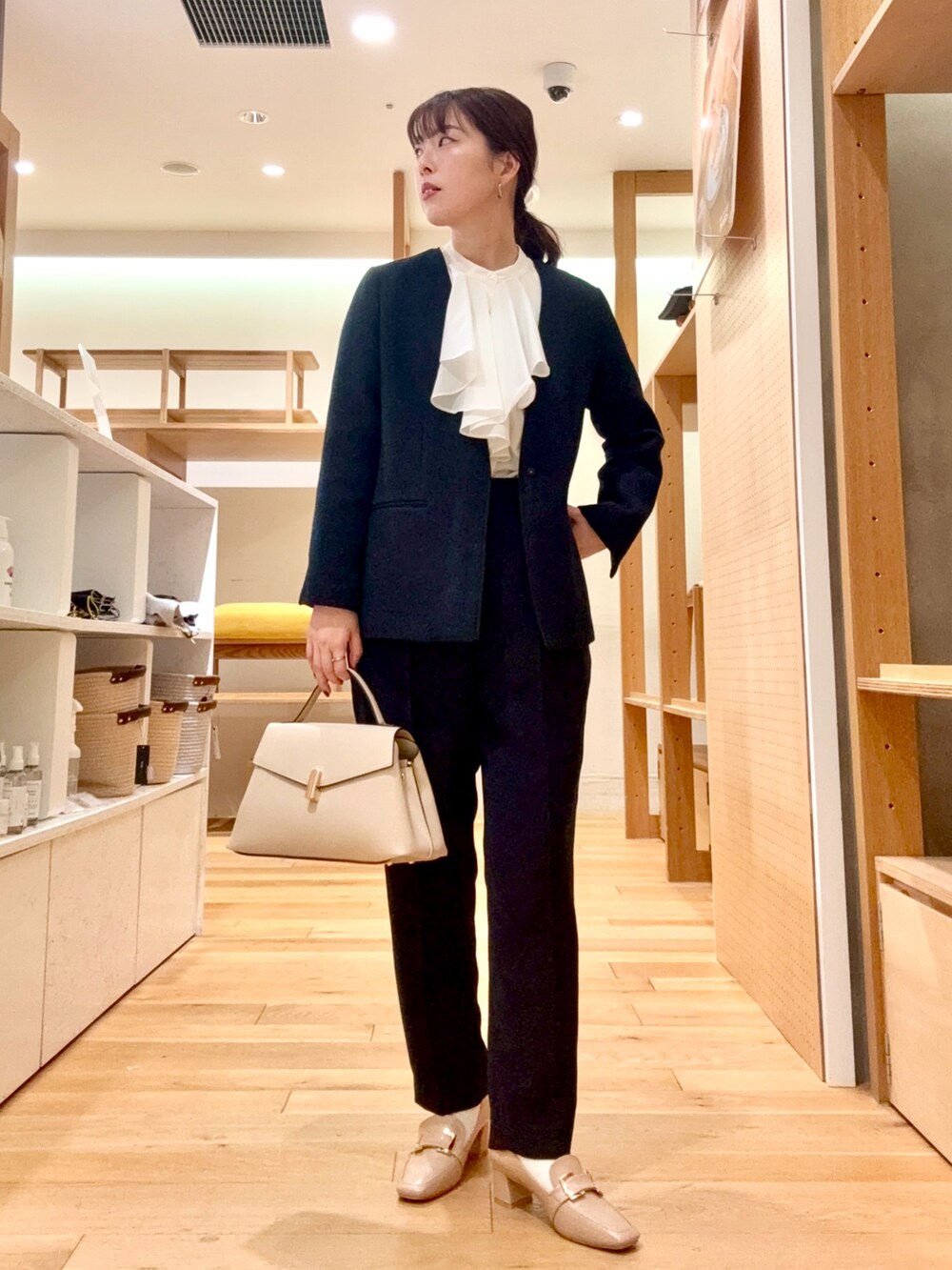 ブルー系のスーツジャケット、ホワイト系のシャツ/ブラウス、ブルー系のその他パンツを着用したレディースの冬コーディネートの2枚目の写真