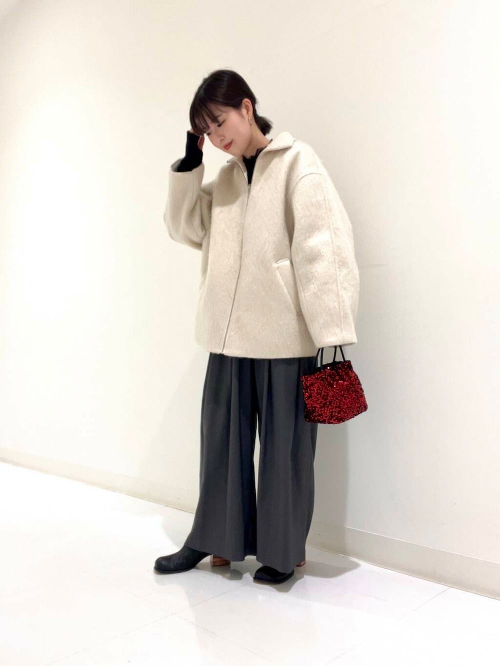 グレー系のその他パンツ、ホワイト系のシャツ/ブラウス、レッド系のショルダーバッグを着用したレディースの冬コーディネートの5枚目の写真