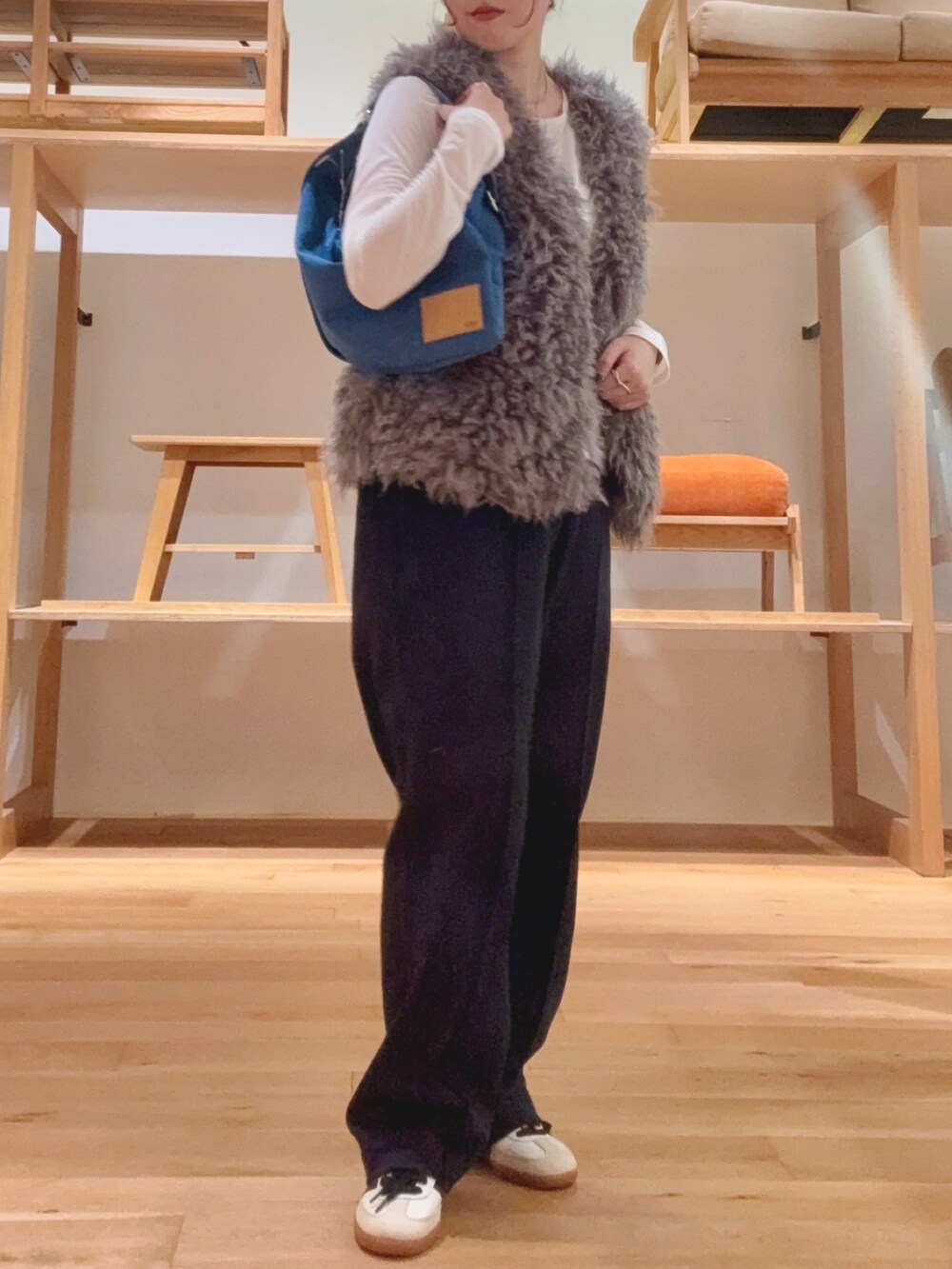 グレー系のベスト、ホワイト系のTシャツ/カットソー、ブラック系のその他パンツを着用したレディースの秋コーディネートの3枚目の写真