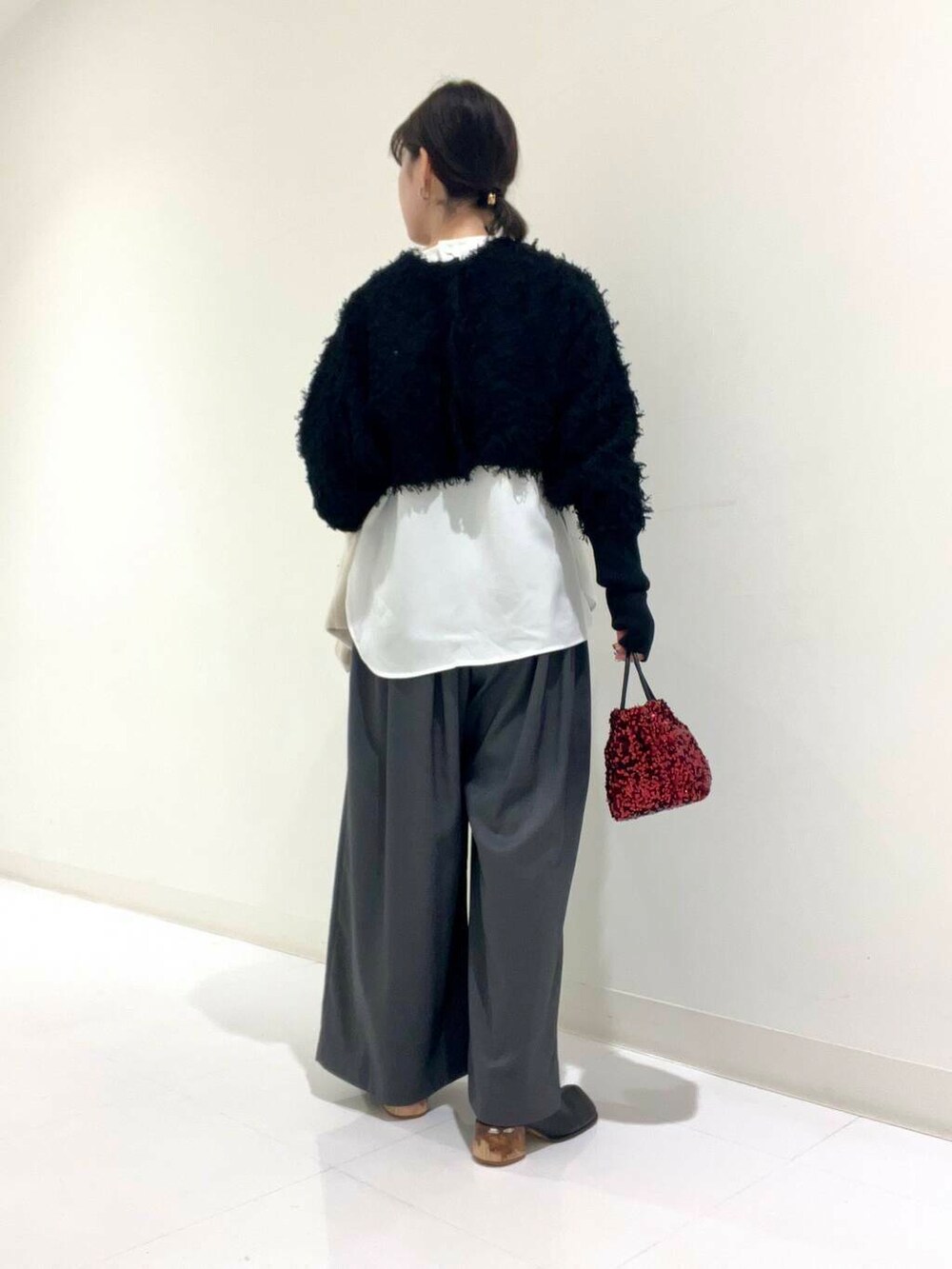 グレー系のその他パンツ、ホワイト系のシャツ/ブラウス、レッド系のショルダーバッグを着用したレディースの冬コーディネートの3枚目の写真