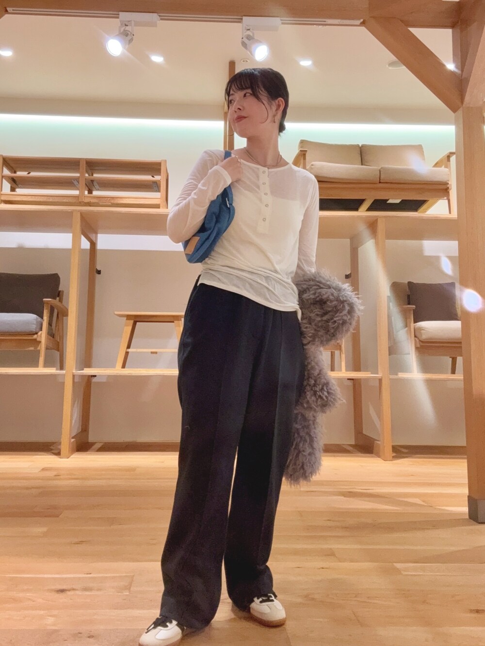 グレー系のベスト、ホワイト系のTシャツ/カットソー、ブラック系のその他パンツを着用したレディースの秋コーディネートの2枚目の写真