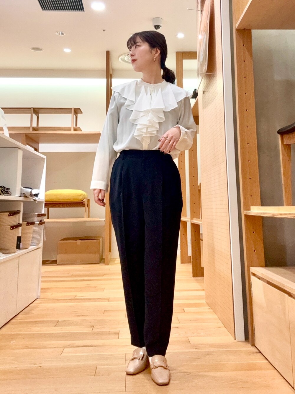 ブルー系のスーツジャケット、ホワイト系のシャツ/ブラウス、ブルー系のその他パンツを着用したレディースの冬コーディネートの5枚目の写真